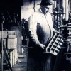 Андре Равель, первый производитель ламп GRAS, в своей мастерской. 1927г
