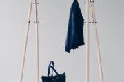  Вешалка для одежды и подиум для хранения Kiila, Даниэль Рибаккен, 2017 © Artek      