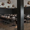 Интерьер ресторана Det Glade Vanvid в г.Аархус со светильниками Bronze Copper Shade, диз.Том Диксон